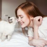 Ученые назвали 3 причины, почему кошки больше любят женщин, чем мужчин