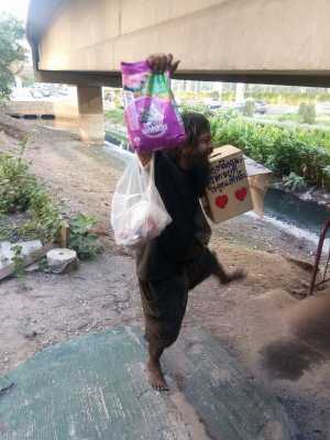 Человек с большой душой - бездомный продает лаймы на рынке и тратит выручку на корм для бродячих котиков