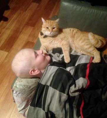 Маленький мальчик спас кота, а спустя 4 года этот кот помог мальчику справиться с тяжелыми трудностями
